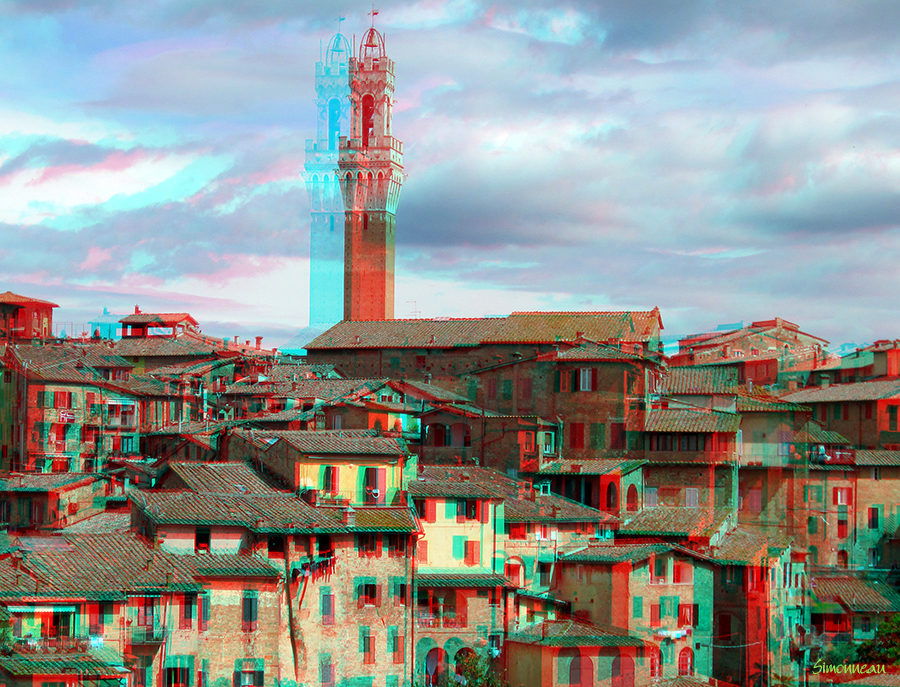 Preside la torre, la Piazza del Campo.
